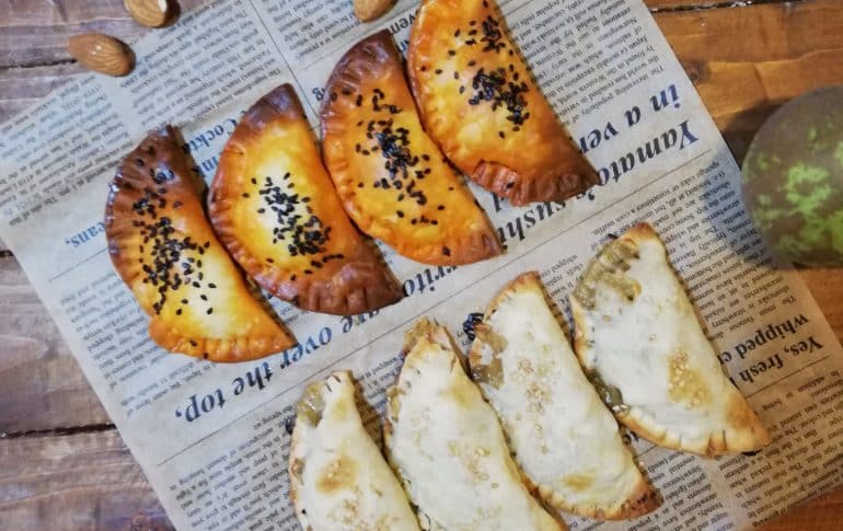 Empanadillas de sobrasada y almendras y de queso azul con pera