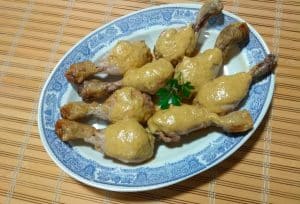 Jamoncitos de pollo con salsa de pepinillos