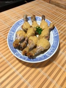 Jamoncitos de pollo con salsa de pepinillos
