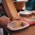 Raclette, un plato de queso suizo para disfrutar en compañía