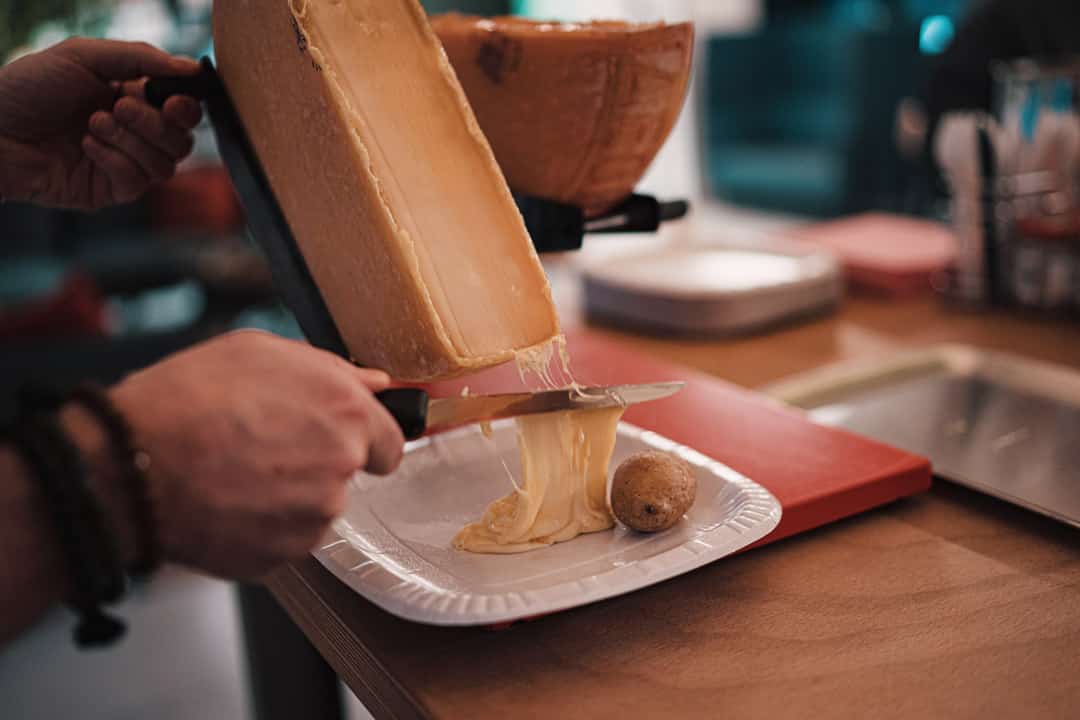 Raclette uno de los quesos europeos para fundir