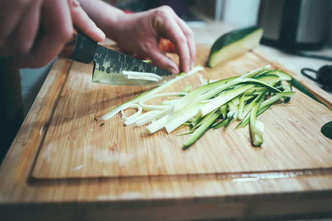 Cortar pepino en juliana