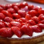 Tarta de chocolate blanco con fresas