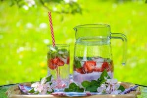 Agua saborizada con fresas y menta