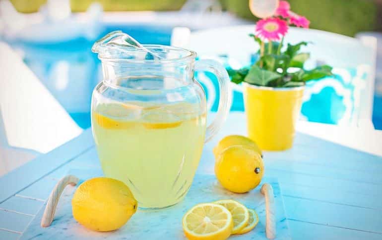 Beber agua con limón por las mañanas: beneficios y contraindicaciones
