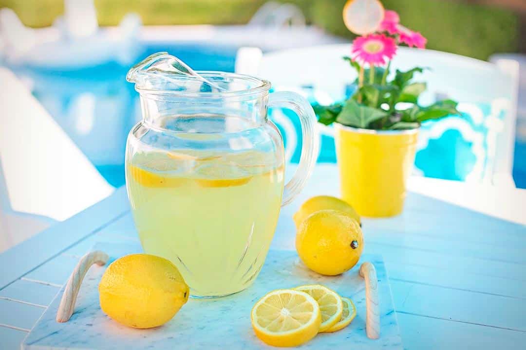 Beber agua con limón por las mañanas: beneficios y contraindicaciones