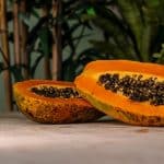 Papaya abierta por la mitad