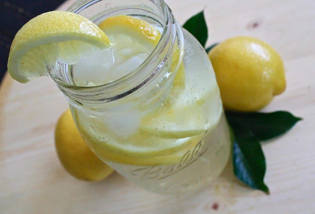 Vaso para beber agua con limón