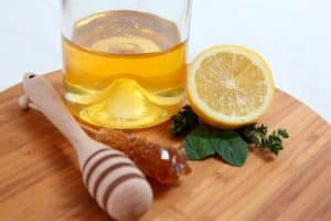 Zumo de limón y miel, remedios caseros con alimentos