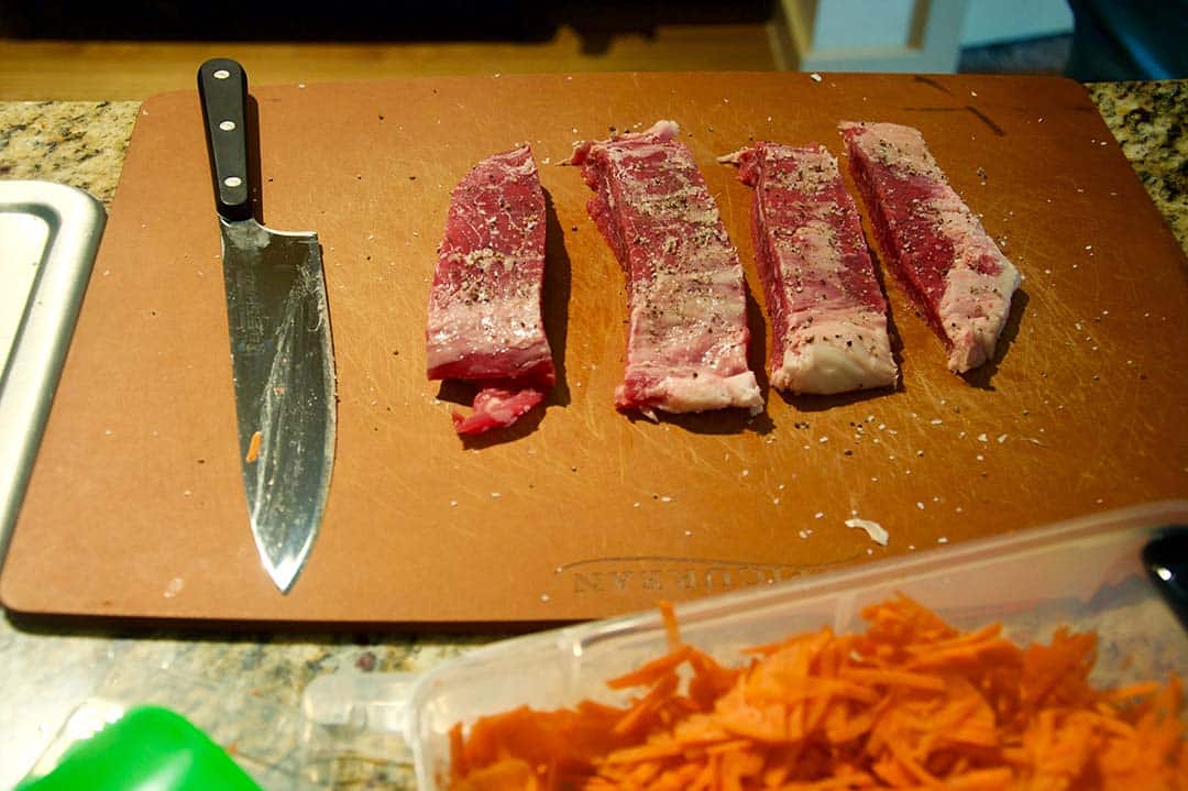 Cortar carne y limpiar para evitar contaminación cruzada