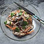 Ensalada de fideos de alforfón con tofu