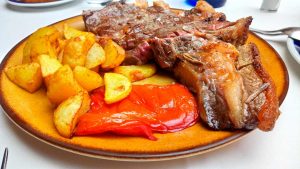 Chuletón con patatas y pimientos, cultura gastronómica en País Vasco