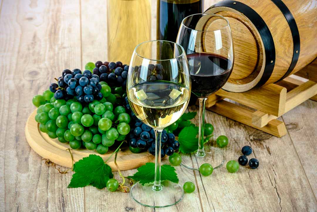 Copas de vino y uvas de la gastronomía aragonesa