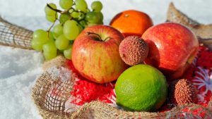 Fruta de invierno: limones, manzanas, uvas y madroños