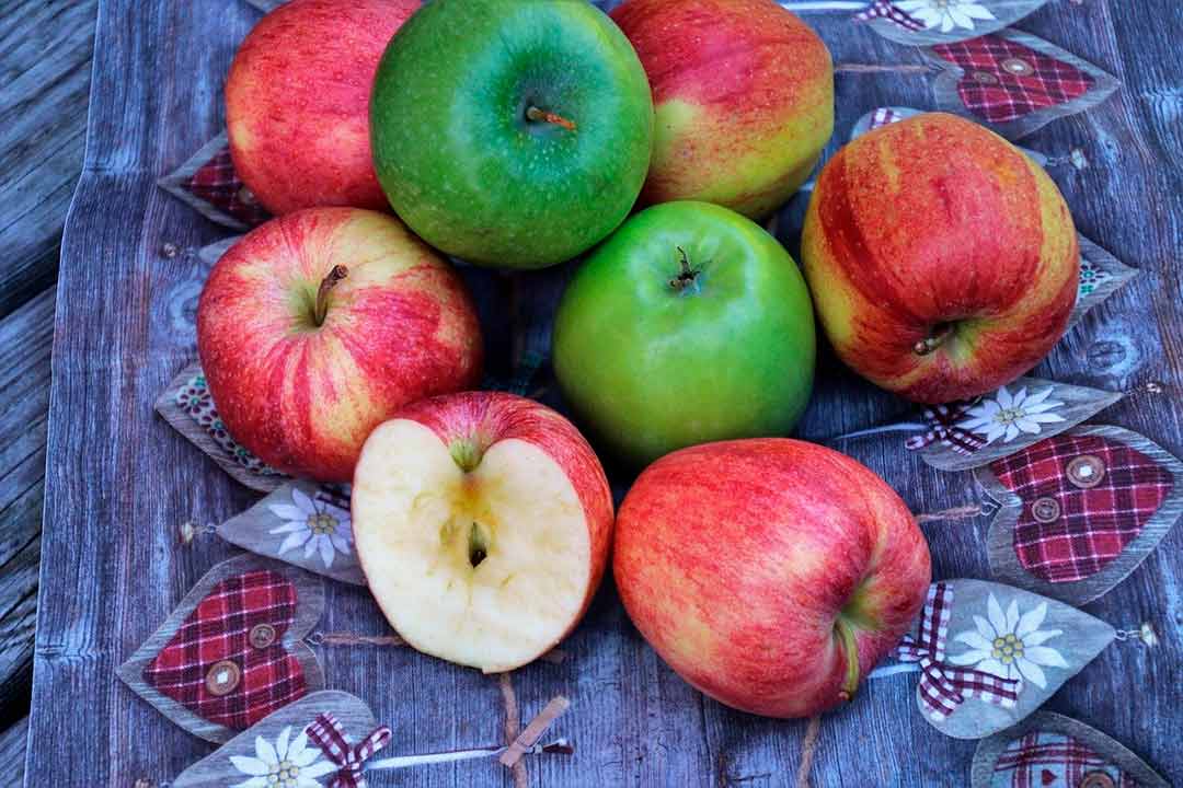 manzanas verdes y rojas, frutas de temporada para comer en noviembre