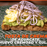 Tosta de crema de aguacate, huevo cremoso y gulas