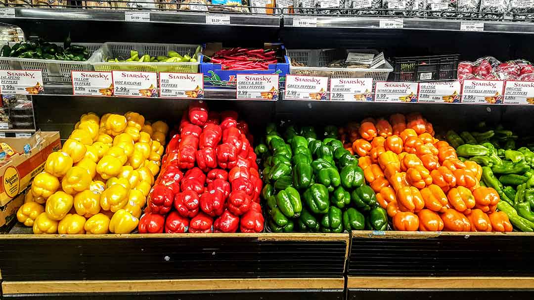 Tipos de pimientos en un supermercado