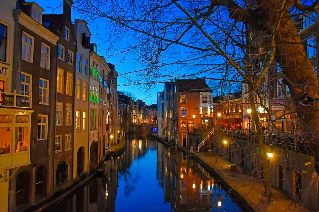 Canal en Utrecht por la noche