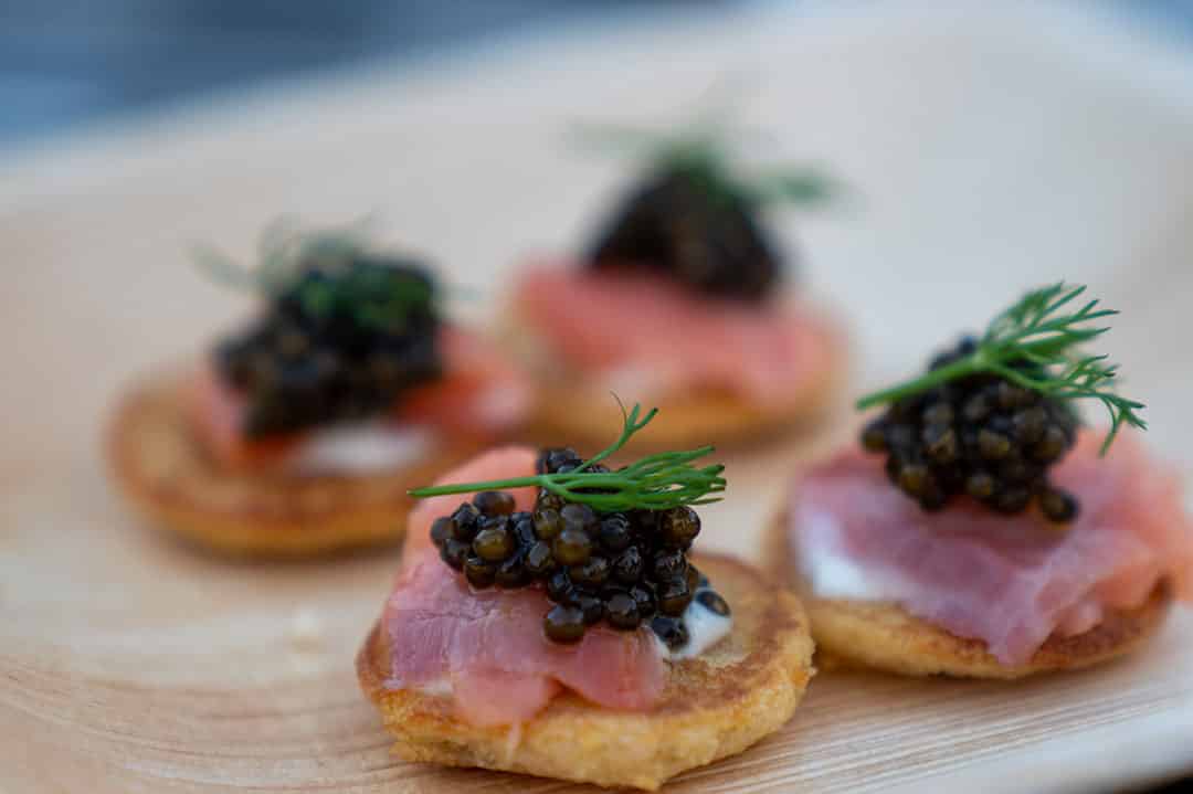 Blinis con caviar