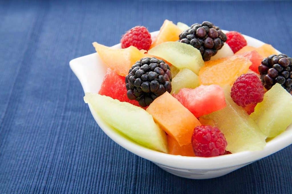 Frutas de temporada de verano refrescantes y nutritivas