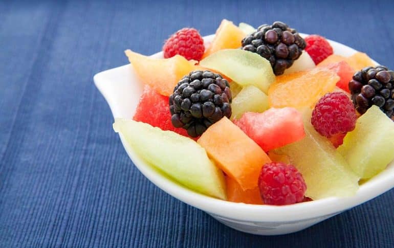 Frutas de temporada de verano refrescantes y nutritivas