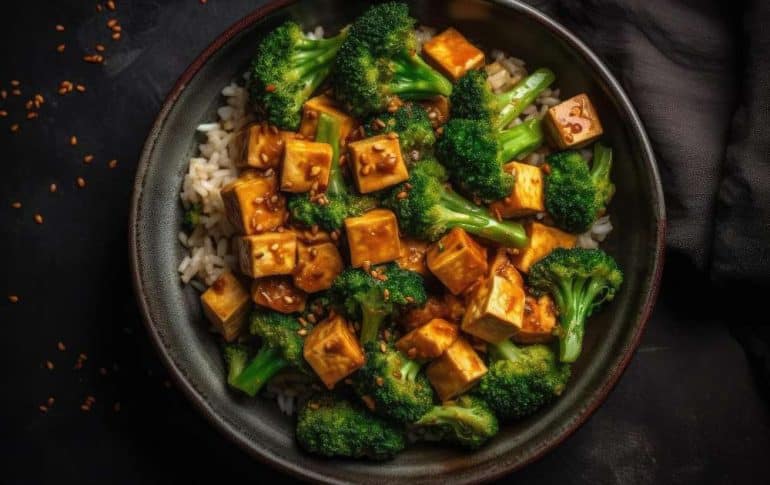 Salteado de Tofu con Brócoli y Arroz Integral